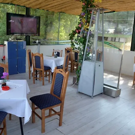 Splav Guest Hause Gusar * בלגרד