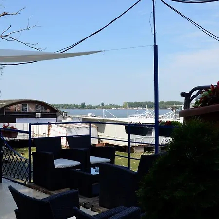 Gasthuis Splav Guest Hause Gusar *